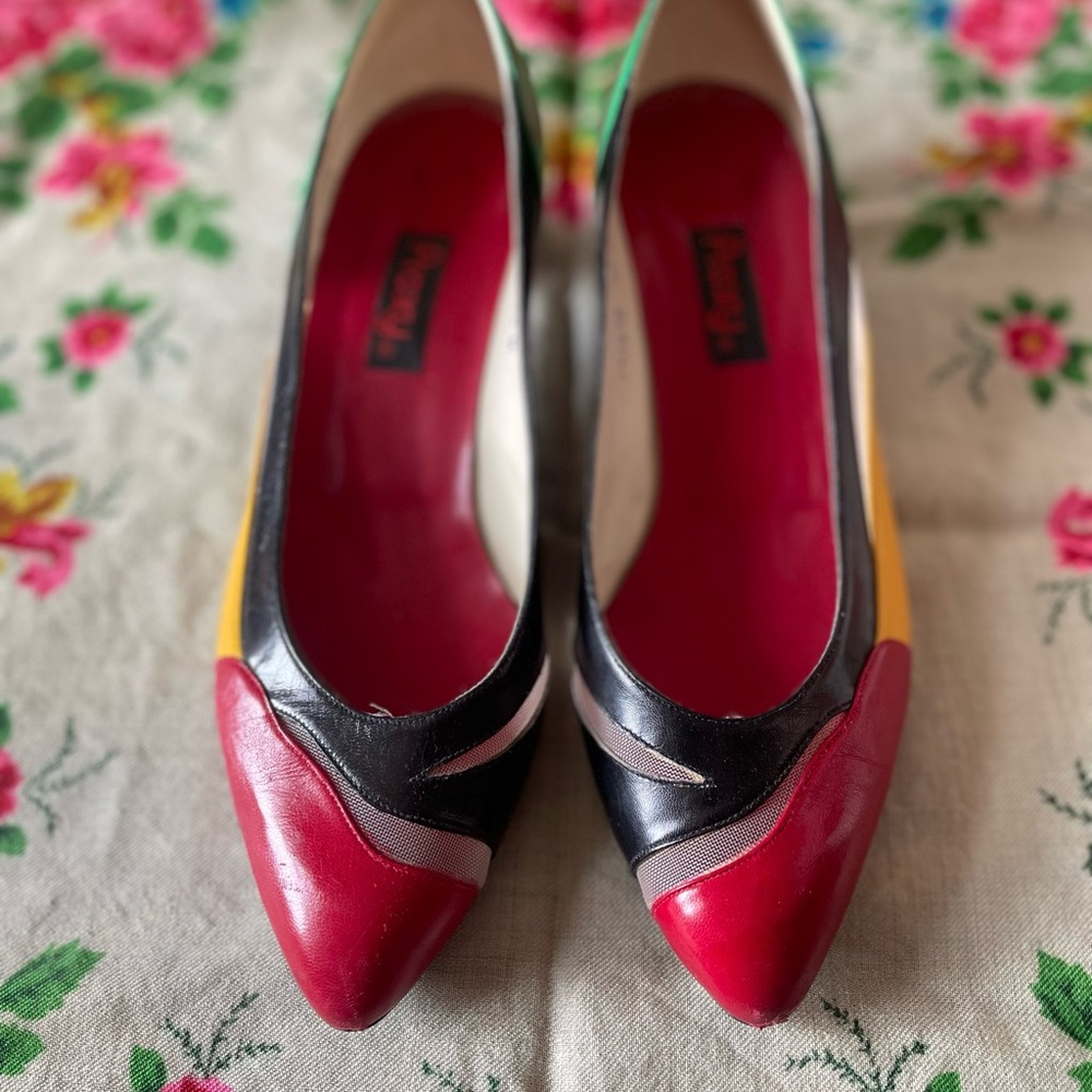 Cute size 8 1/2 vintage leather low helped pumps